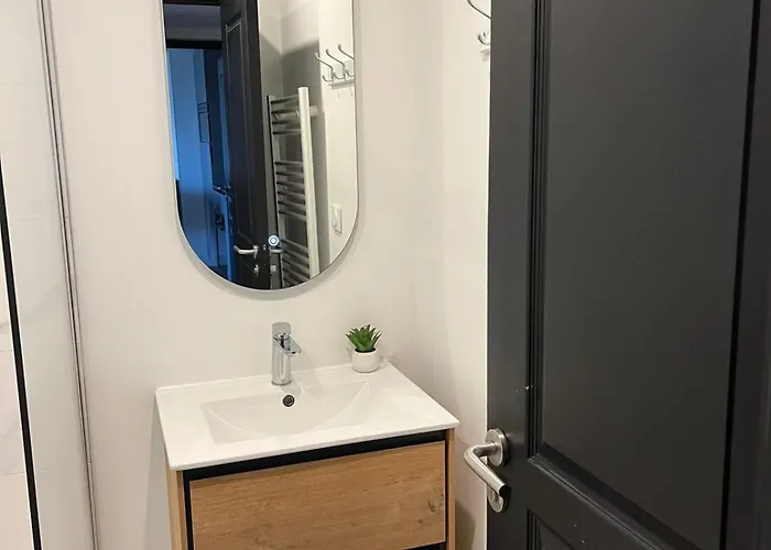 Renove Pour 5 Pers Avec Piscine Tennis Et Parking 232